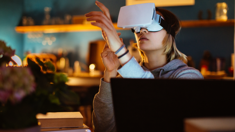 Une femme utilise un casque de réalité virtuelle