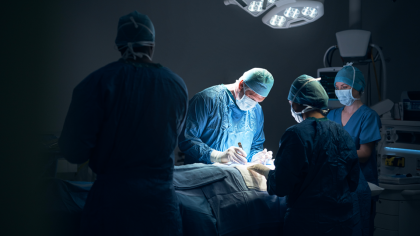 Opération chirurgicale dans un bloc opératoire