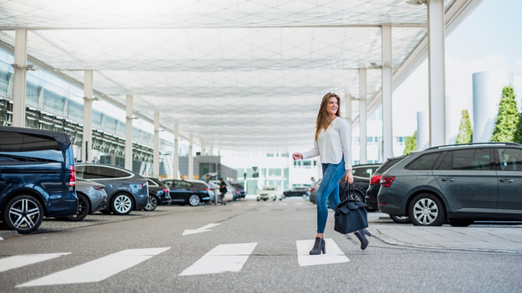 Une femme sur un parking