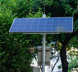 Un appareil de mesure de la qualité de l'air alimenté par panneau solaire
