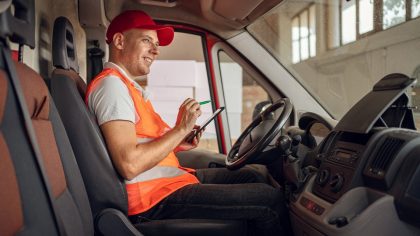 Un livreur avec une tablette dans son camion