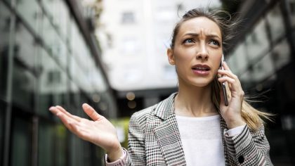 Une jeune femme pose une question au téléphone