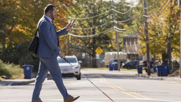 GettyImages - malvoyant dans la rue - visually impaired person in the street