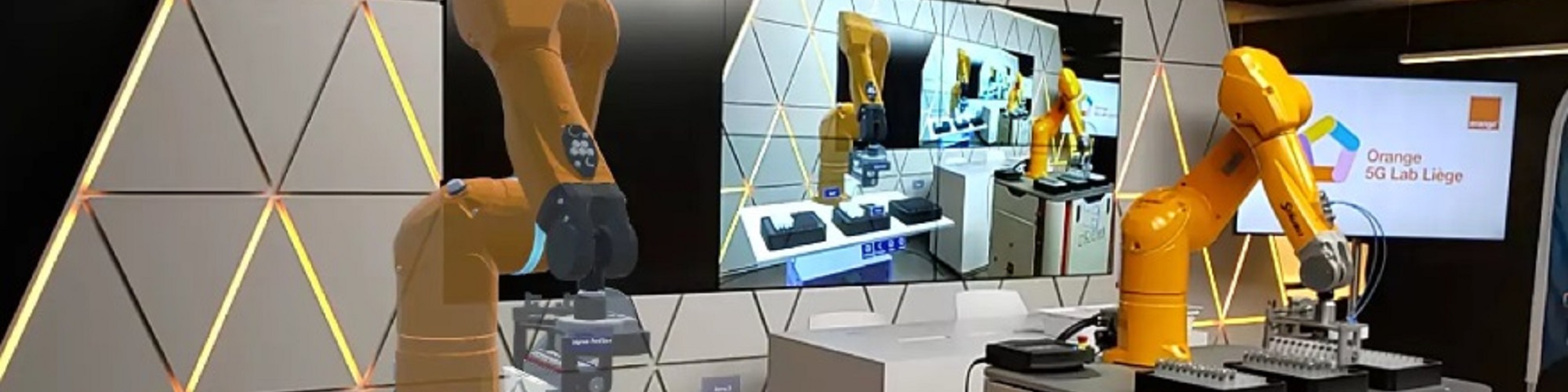 Orange - Un bras robot et son jumeau numérique - A robot arm and its digital twin