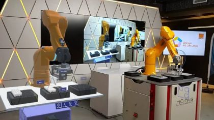 Orange - Un bras robot et son jumeau numérique - A robot arm and its digital twin
