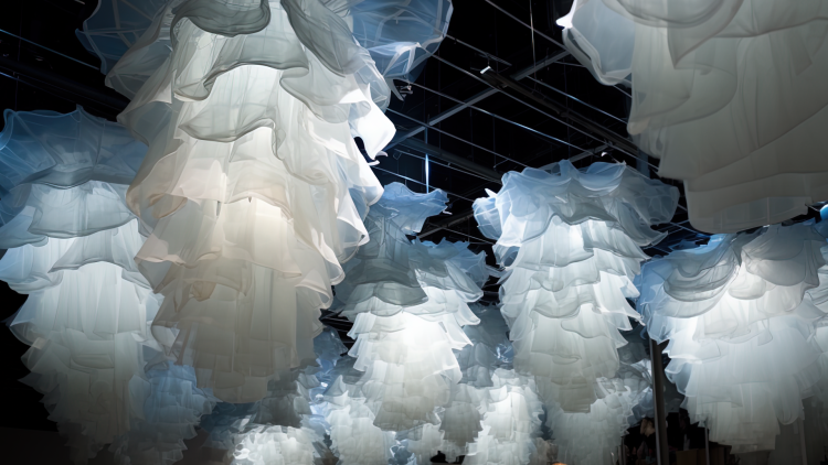 L’une des œuvres numériques de Joshua Vermillion, des lampes inspirées des méduses - One of Joshua Vermillion’s digital artworks featuring jellyfish inspired light fixtures.