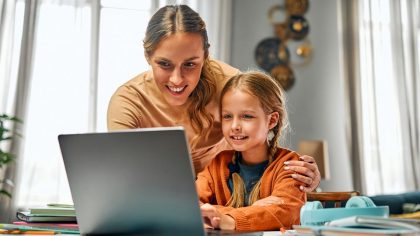 GettyImages - online training with a child and parent - formation en ligne avec enfant et adulte