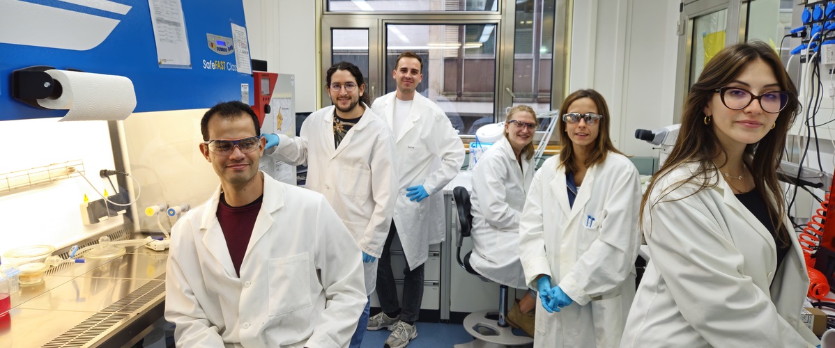 Laboratoire de robotique molle - École polytechnique fédérale de Zurich (chef de laboratoire : Robert Katzschmann (absent de la photo). De gauche à droite : Jose Greminger (étudiant en master), Pablo Paniagua (étudiant en master), Jakob Schreiner (doctorant invité), Aiste Balciunaite (doctorant), Miriam Filippi (chercheuse confirmée) et Asia Badolato (doctorante).