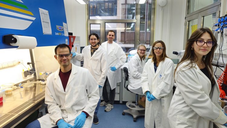 Laboratoire de robotique molle - École polytechnique fédérale de Zurich (chef de laboratoire : Robert Katzschmann (absent de la photo). De gauche à droite : Jose Greminger (étudiant en master), Pablo Paniagua (étudiant en master), Jakob Schreiner (doctorant invité), Aiste Balciunaite (doctorant), Miriam Filippi (chercheuse confirmée) et Asia Badolato (doctorante).