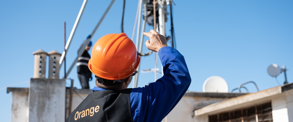 Pose d'une antenne sur un toit au Maroc par un employé Orange / Installation of an antenna on a roof in Morocco by an Orange employee - photo Irène de Rosen