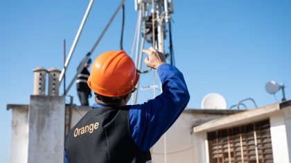 Pose d'une antenne sur un toit au Maroc par un employé Orange / Installation of an antenna on a roof in Morocco by an Orange employee - photo Irène de Rosen