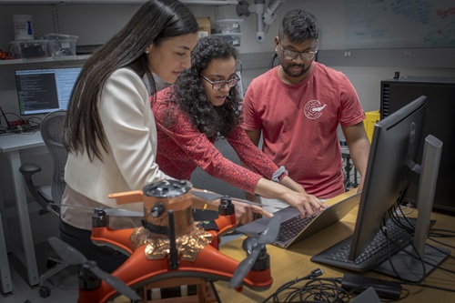 Stephanie Gil, Sushmita Bhattacharya et Ninad Jadhav du REACT Lab (Robotics, Embedded Autonomy & Communication Theory Lab) à Harvard (crédit : Stu Rosner)