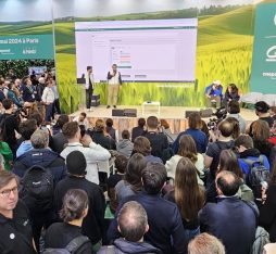 Une foule attentive assiste à une présentation sur scène lors d'un événement