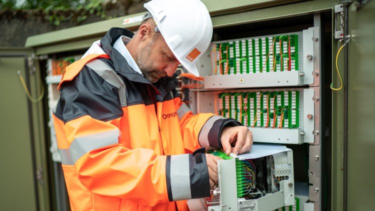 Un technicien Orange / a technician from Orange