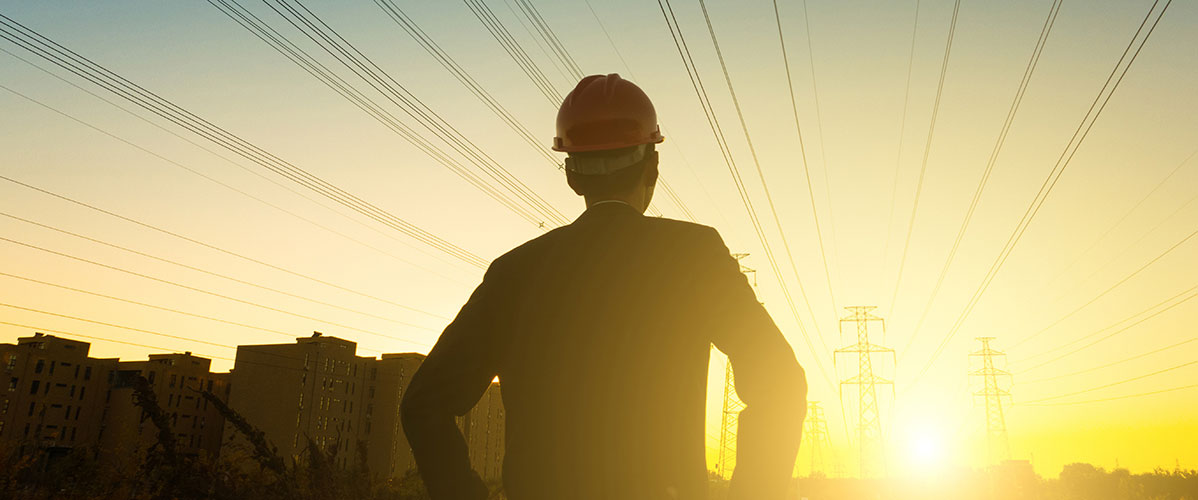 Ingénieur-électricen-à-la-recherche-du-coucher-du-soleil_1198x500