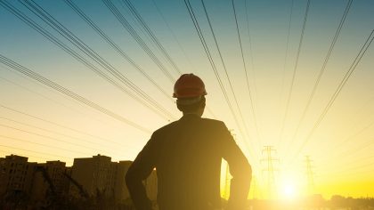 Ingénieur-électricen-à-la-recherche-du-coucher-du-soleil_960x620