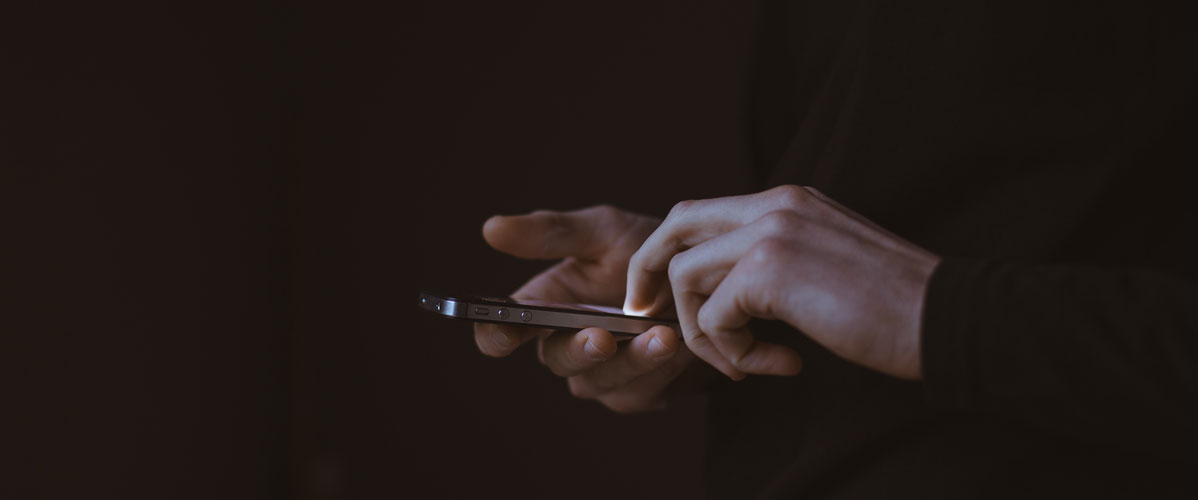 votre-smartphone-vous-sert-linformation-utile-sur-un-plateau_1198x500