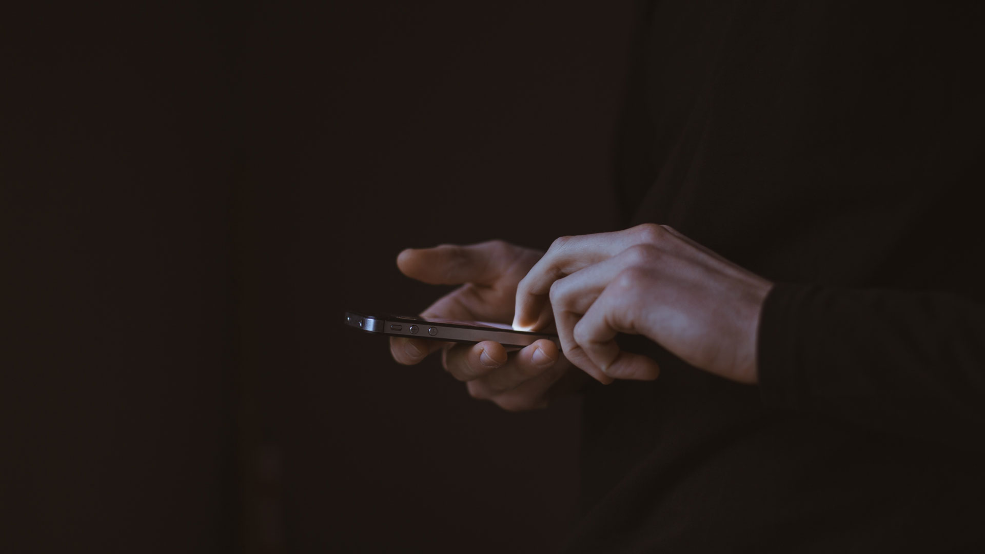 votre-smartphone-vous-sert-linformation-utile-sur-un-plateau_1920x1080