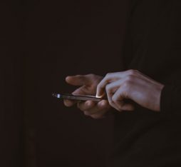 votre-smartphone-vous-sert-linformation-utile-sur-un-plateau_920x620