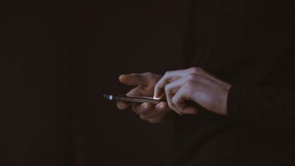 votre-smartphone-vous-sert-linformation-utile-sur-un-plateau_920x620