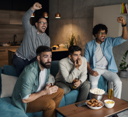 Un groupe d'amis regardant un match à la TV