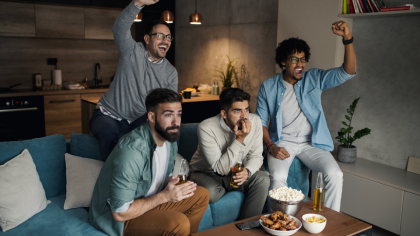 Un groupe d'amis regardant un match à la TV