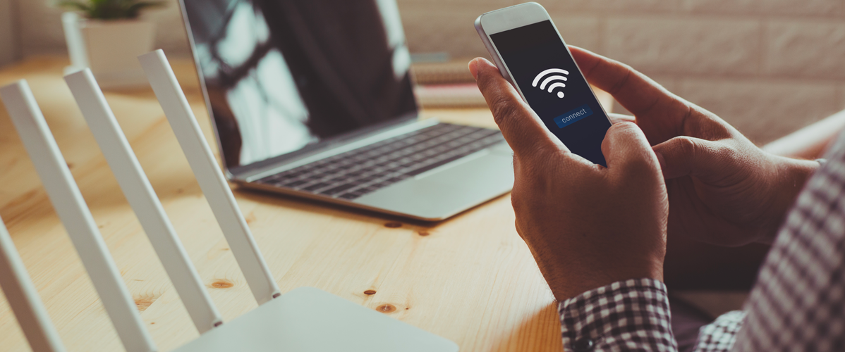 Quelqu'un connecte un smartphone à un objet connecté