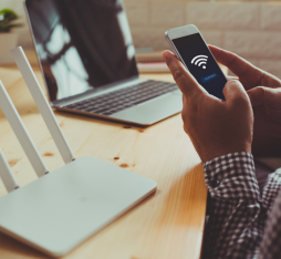Quelqu'un connecte un smartphone à un objet connecté