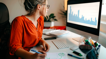 Une femme devant un ordinateur analysant des données de consommation électrique