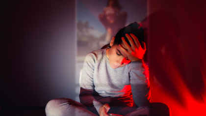 Une jeune femme inquiète se tient la tête entre les mains