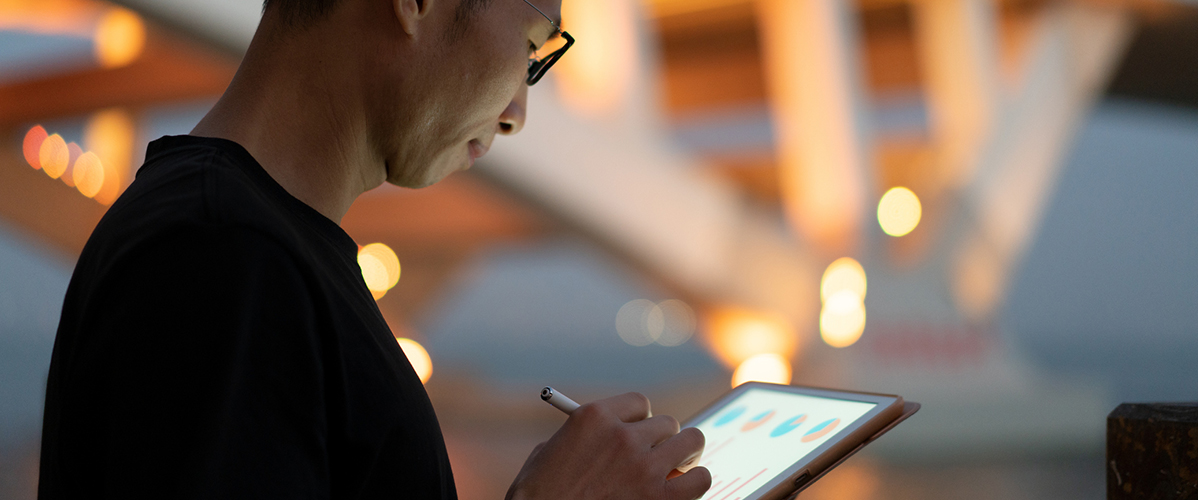 Un homme regarde des données sur une tablette