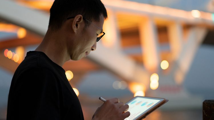 Un homme regarde des données sur une tablette
