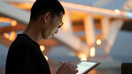 Un homme regarde des données sur une tablette
