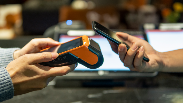 Un smartphone se connecte à un système de paiement