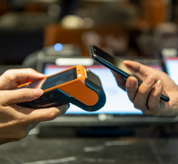 Un smartphone se connecte à un système de paiement