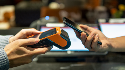 Un smartphone se connecte à un système de paiement
