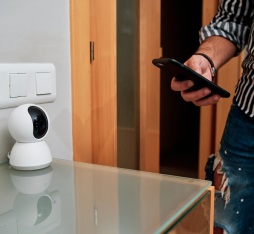 smartphone et caméra connectée