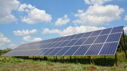 Panneaux solaires dans un pré