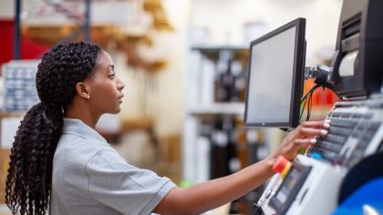 Une femme observe des données sur un écran dans une usine