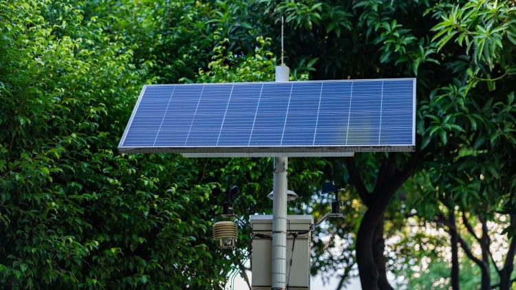 Un appareil de mesure de la qualité de l'air alimenté par panneau solaire