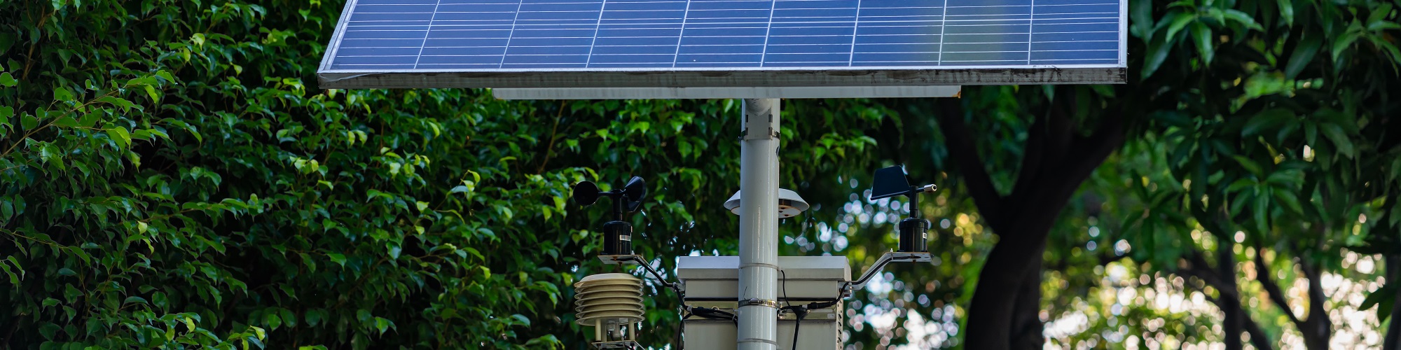 Un appareil de mesure de la qualité de l'air alimenté par panneau solaire