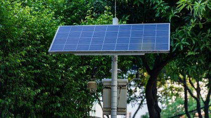 Un appareil de mesure de la qualité de l'air alimenté par panneau solaire