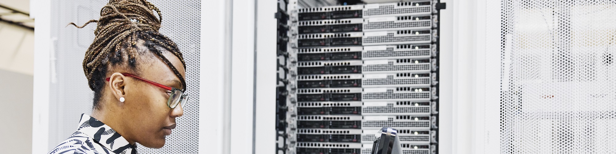 Une informaticienne configure un serveur dans un datacenter