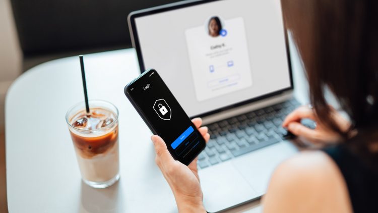 Une femme s'identifie sur son téléphone et sur son ordinateur