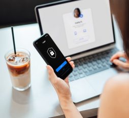 Une femme s'identifie sur son téléphone et sur son ordinateur