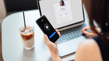 Une femme s'identifie sur son téléphone et sur son ordinateur
