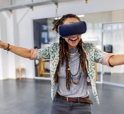 Femme avec casque de réalité virtuelle