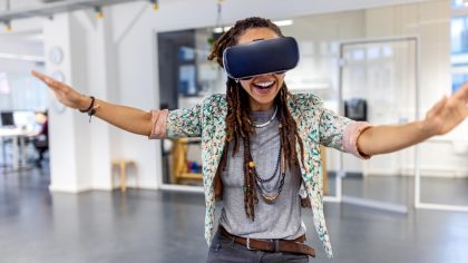 Femme avec casque de réalité virtuelle