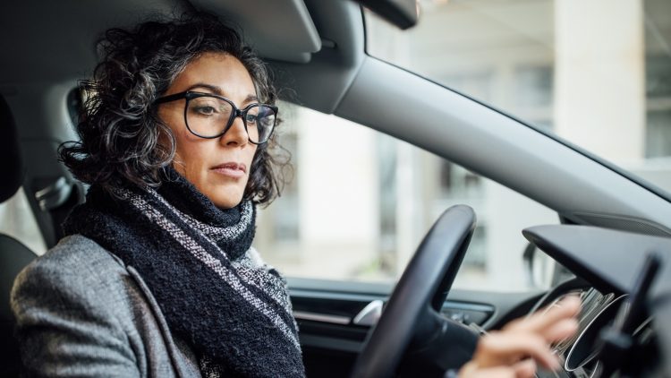 Une automobiliste utilise son smartphone