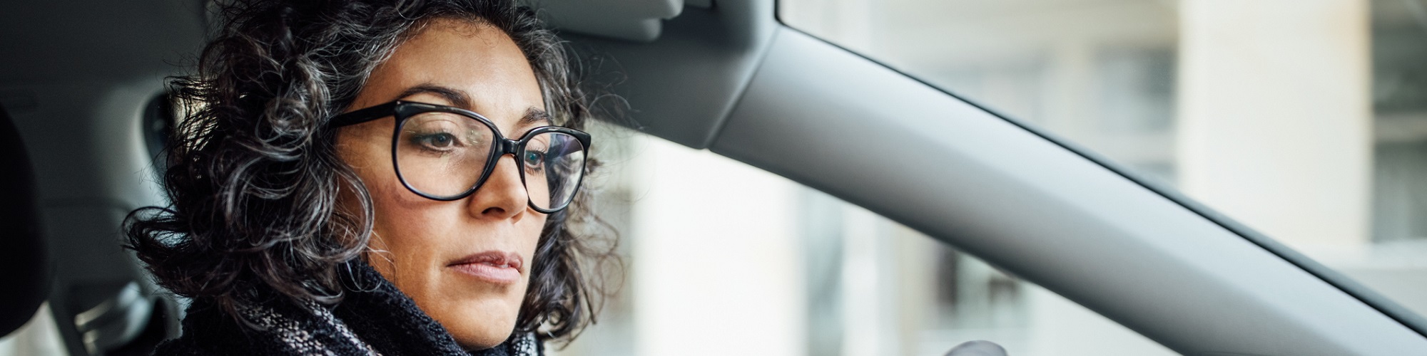 Une automobiliste utilise son smartphone
